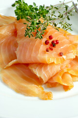 tranches de saumon fumé dans une assiette