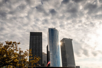 Fototapeta na wymiar grattacieli in controluce e cielo nuvoloso