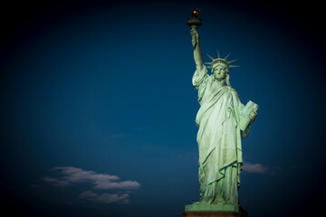 la statua della libertà si staglia nel cielo blu