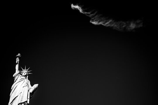 suggestiva immagine della statua della libertà in bianco e nero con nuvola