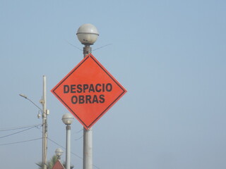 Señal de tránsito para disminuir velocidad por obras