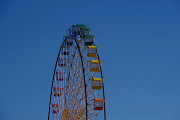 遊園地のカラフルな観覧車　子供たちの楽しみ　カーニバル