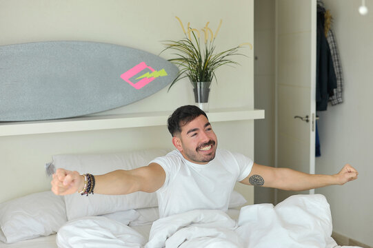 Hombre feliz reci&eacute;n levantado. Concepto esperanza.