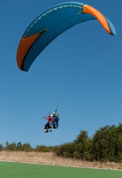 Parapentiste dans le ciel Aveyronnais au dessus du viaduc de Millau.	