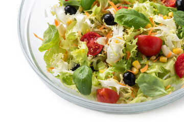 Insalata mediterranea fresca con verdure miste, olive e mais 