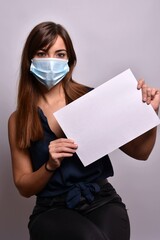 Femme avec une affiche