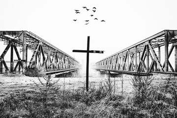 Mosty kolejowe w Tczewie, krzyż i ptaki