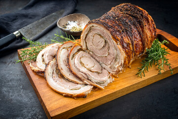 Traditionelle italienische Porchetta Arrotolata vom Schwein aufgeschnitten und am Stück mit Kruste...