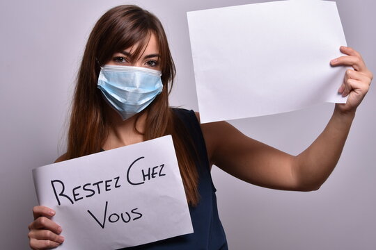 Femme aux affiches