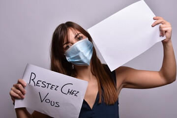 Femme qui tient 2 affiches