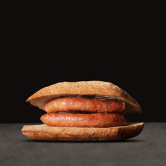 Bocadillo de chorizo en fondo negro
