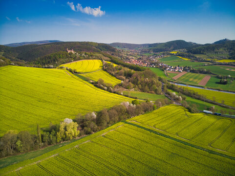 Burg Ludwigstein bei Witzenhausen im Werratal mit Rapsbl&uuml;te im Fr&uuml;hling