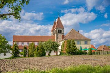 Die Kirche St. Peter und Paul auf der Insel Reichenau am Bodensee