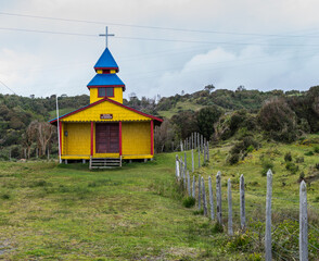 petite &eacute;glise jaune  chili chiloe color&eacute;e
