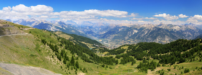 Naklejka na ściany i meble Vue panoramique des Alpes du sud et la vallée de Guillestre en été.