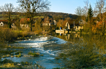 Fluss Jagst bei Dörzbach im warmen Sonnenlicht.