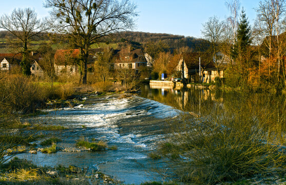 Fluss Jagst bei Dörzbach im warmen Sonnenlicht. © Astrid Ziemer
