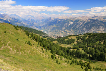 Fototapeta na wymiar Vue panoramique des Alpes du sud et la vallée de Guillestre en été.