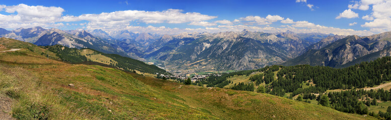 Vue panoramique des Alpes du sud et la vall&eacute;e de Guillestre en &eacute;t&eacute;.