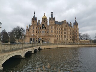 Fototapeta na wymiar Schwerin mit Schloss in Deutschland
