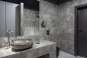 Dark and modern bathroom