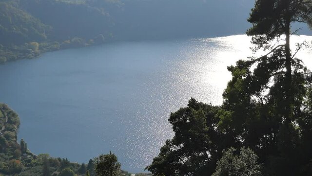 Nemi, vista dall'alto dell'omonimo lago.