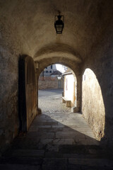 Obraz premium Tordurchgang St.Wolfgangskirche in Rothenburg ob der Tauber