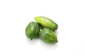 白背景の青パパイヤ