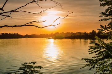 Fototapeta na wymiar sunset sun reflection in water