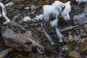 Eisformationen im Bachbett