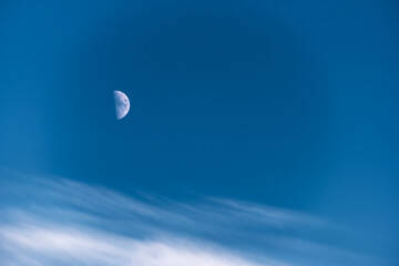 Mond am blauen Himmel