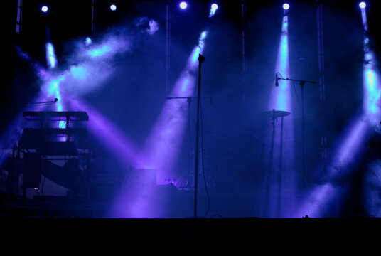 Image of the lights of a concert with some smoke before the concert