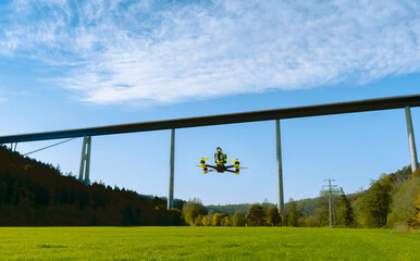 Drohne vor Brücke