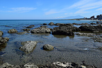 湯野浜海岸（ゆのはまかいがん）／ 山形県鶴岡市の湯野浜海岸は、非常にきれいな白砂が広がる海岸です。湯野浜は全国の名所の中から「日本の夕陽百選」にも選ばれたエリアで、日本海に沈む夕陽は大変素晴らしい景観です。湯野浜は日本海トップランクのリゾート地として、五感の全てを満たす多くの魅力にあふれたエリアです。