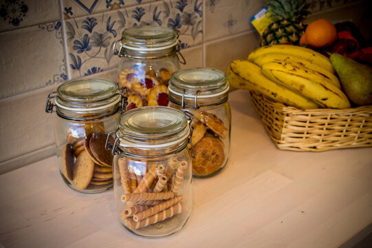 decoraci&oacute;n con tarros de cristal rellenos con dulces y galletas