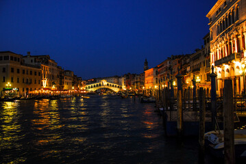 Naklejka premium Rialto bridge at night