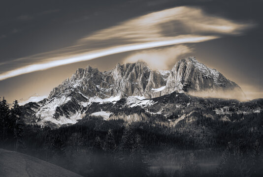 Wilder Kaiser Panorama im Nebel in Schwarz und Wei&szlig; leicht Sepia Blue