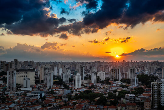 Incr&iacute;vel por do Sol da cidade de S&atilde;o Paulo com o c&eacute;u colorido. Bairro da Mooca. 