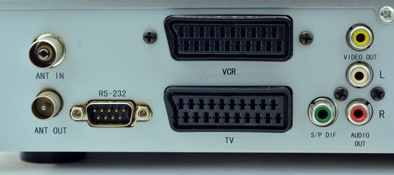 Tomas RCA y conectores de un receptor TV