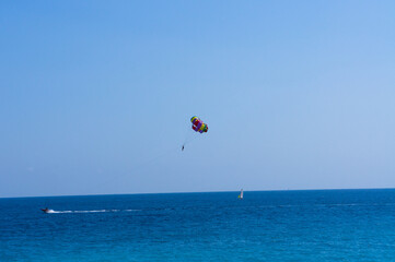 Fototapeta na wymiar paragliding on the beach
