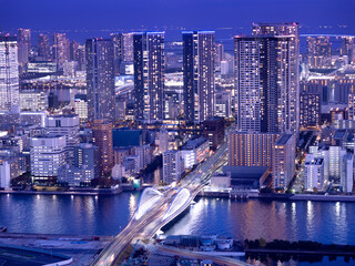 東京都　築地大橋と高層マンション群
