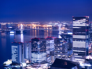 東京都　竹芝のオフィスビルと東京港
