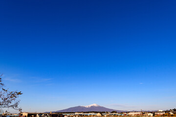 青空と山のイメージ