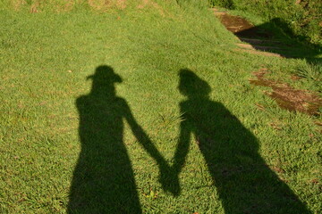 仲良く手を繋ぐ友達の影