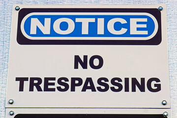 Fototapeta premium Closeup fo a Notice No Trespassing sign