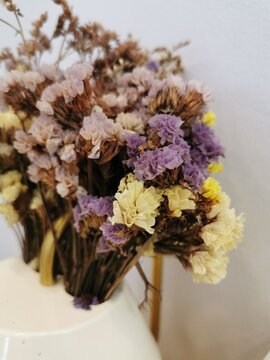 Modern style dried flowers In the vase looks beautiful and gives a romantic feeling.