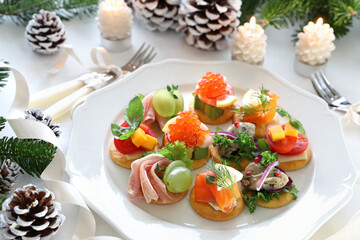 Fototapeta na wymiar Delicious assorted canapes for festive appetizer. クリスマス　カナッペ盛り合わせ