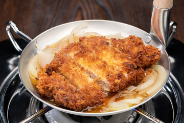 フライパンと少量の油でトンカツを揚げる