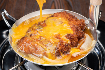 カツ丼の調理シーン（親子鍋）