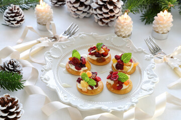 Christmas canapes with dried cranberry and cream cheese. ドライフルーツとクリームチーズのカナッペ
